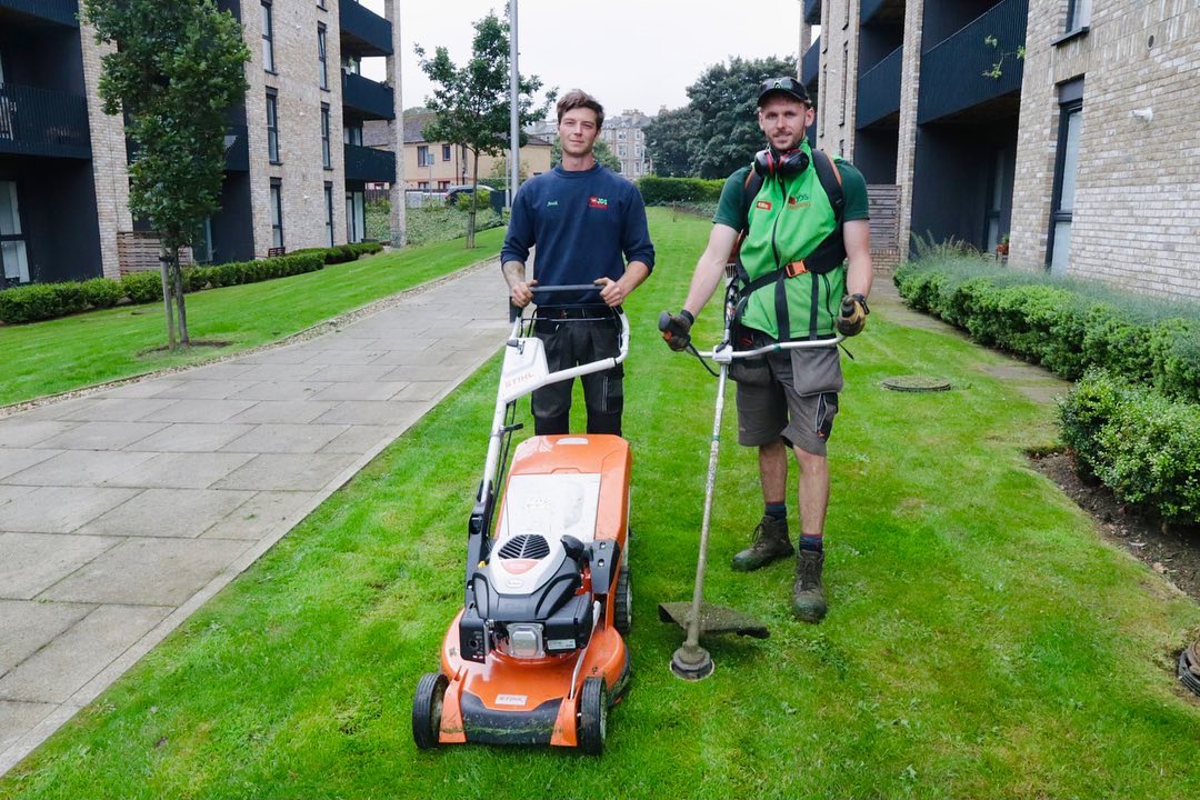Grasss cutting and lawn mowing service in Edinburgh, contact JDS Gardening for a grass cutting quote in the Edinburgh area.