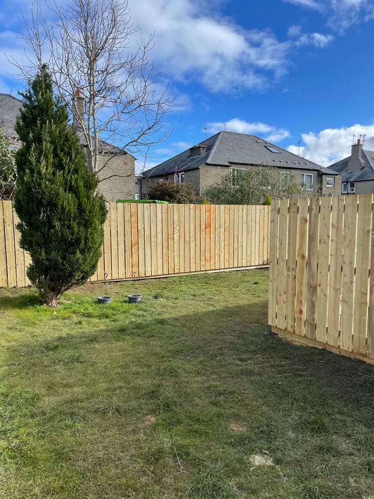 Vertical fencing installation in Edinburgh by JDS Gardening, click here for a fencing quote