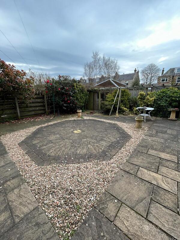 Before the JDS team carried out the renovation of this Edinburgh garden, click here and book a garden renovation online in the Edinburgh area