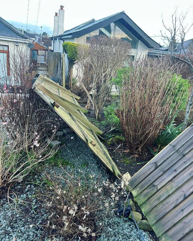 Does you garden fence need repaired? click here and contact JDS Gardening in Edinburgh for a garden fence repair quote in the Edinburgh area