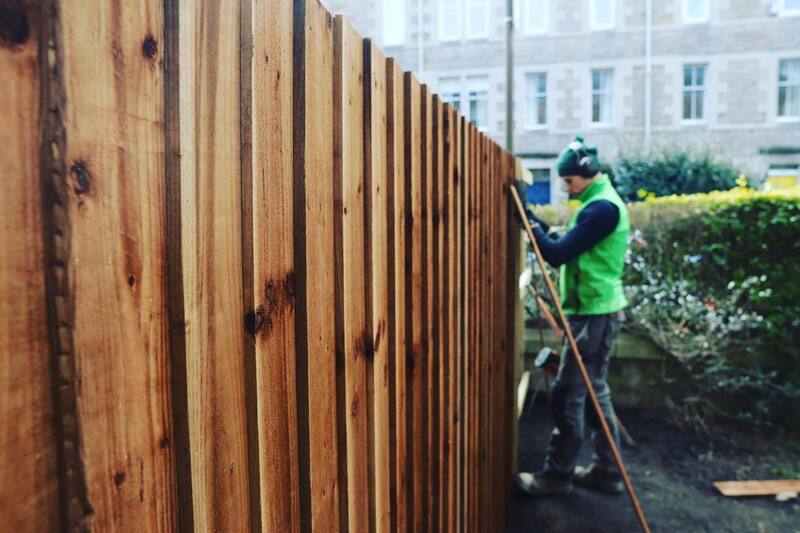 Garden fence installation company in Edinburgh, Midlothian.