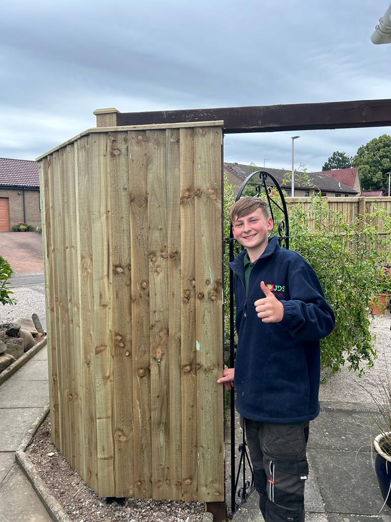 Contact the best fencing company in Edinburgh, JDS Gardening Services, click here for a quote