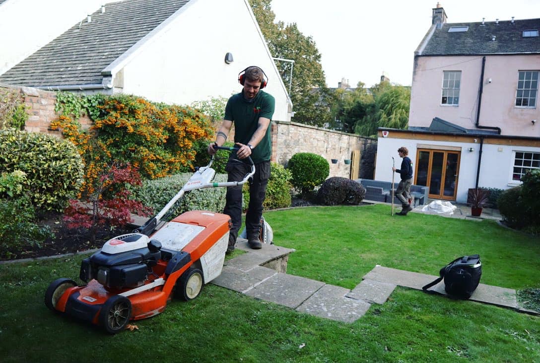 Click and read about the JDS grass cutting services in Edinburgh