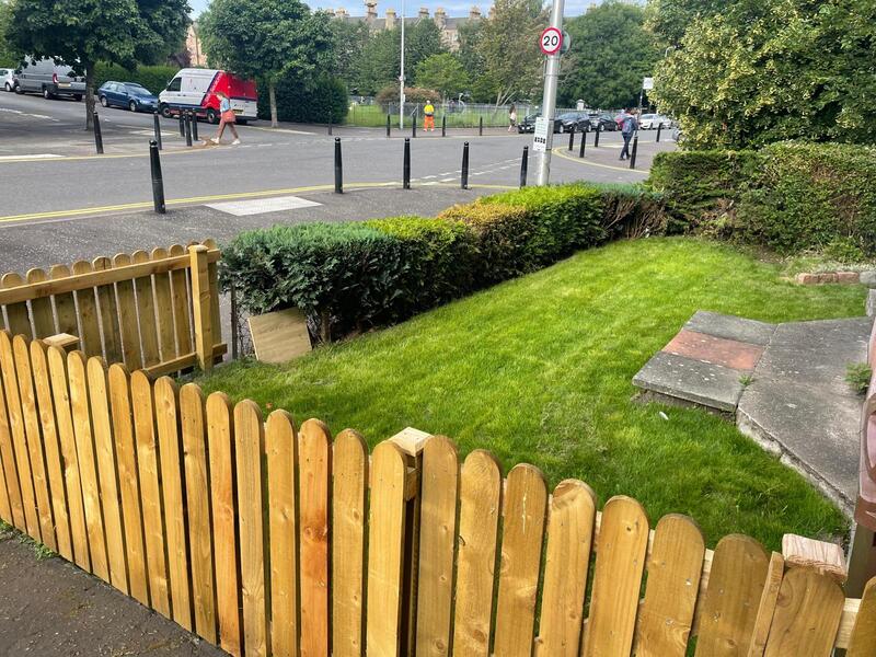 Would you like a new picket style fence installed in your Leith garden? click for an online fence installation quote in Leith.