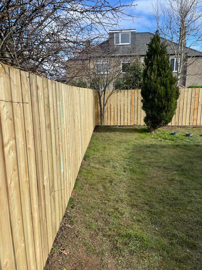 Single sided vertical fencing installation in Edinburgh by JDS Gardening, click here for a fencing quote