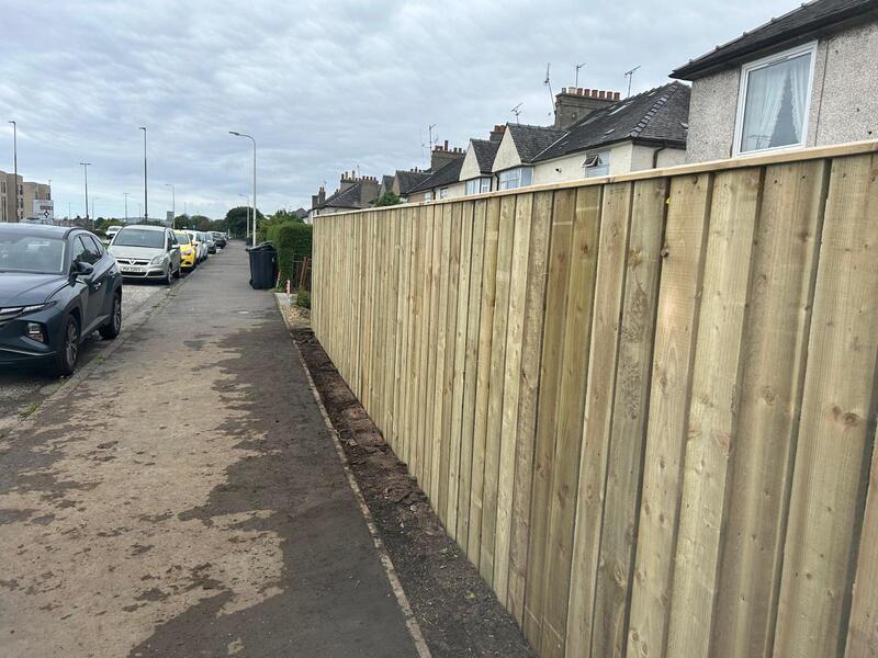 Would you like feather edge fencing installed in your garden, click here for a quote in the Corstorphone area of Edinburgh.